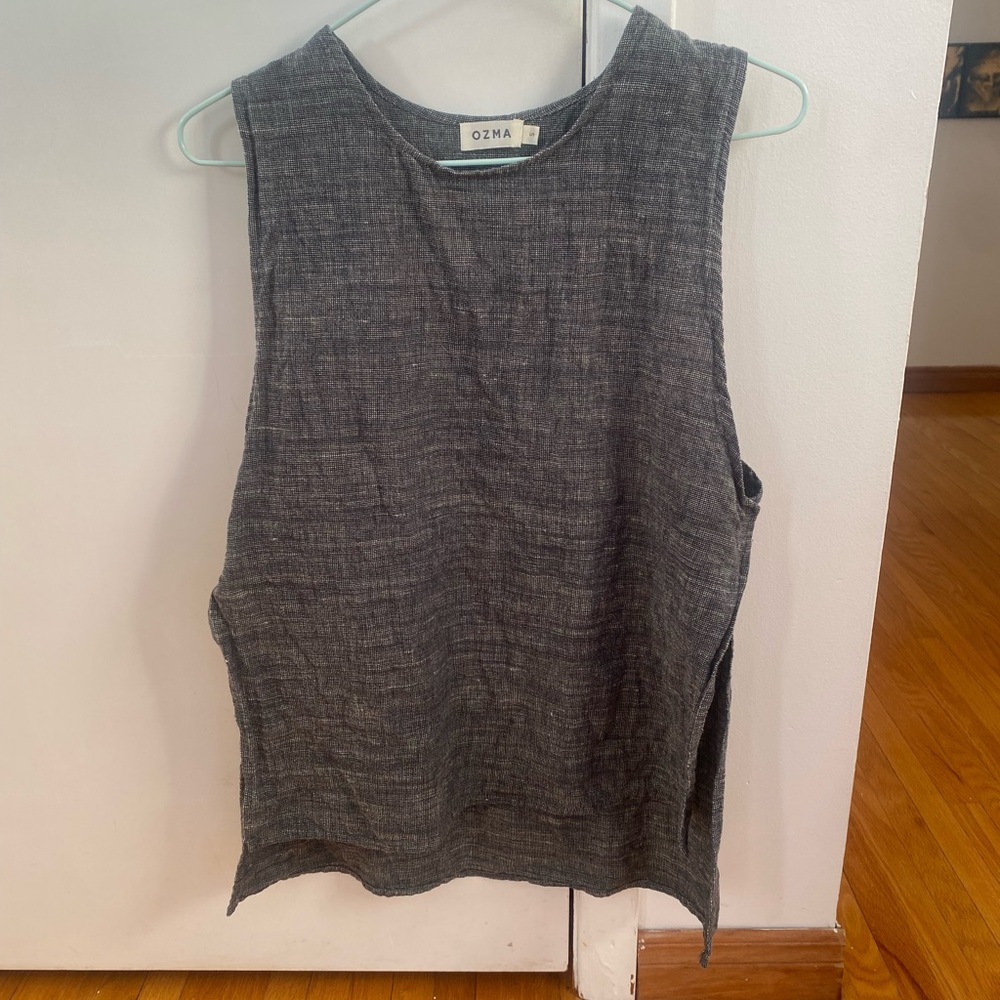 OZMA Gray Muscle Tee with Wide Arm Openings and Rounded Neckline